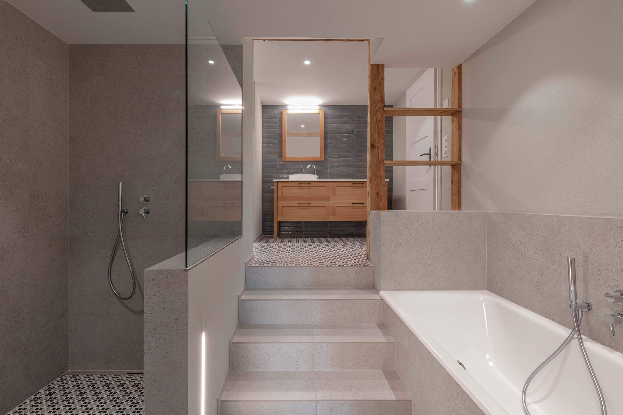 Badezimmer mit Wanne und gestufter, gefliester Plattform