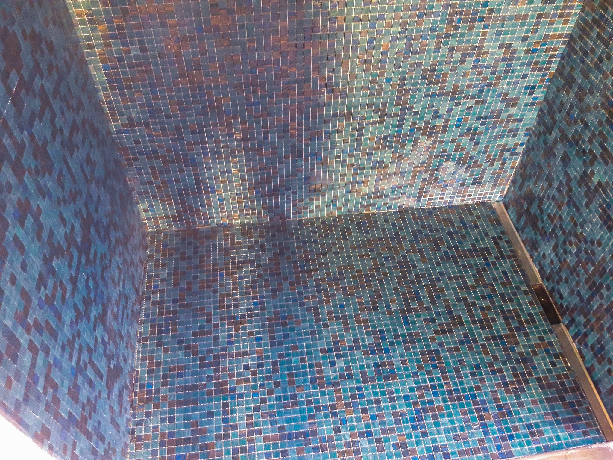 Dusche mit schimmerndem Glasmosaik